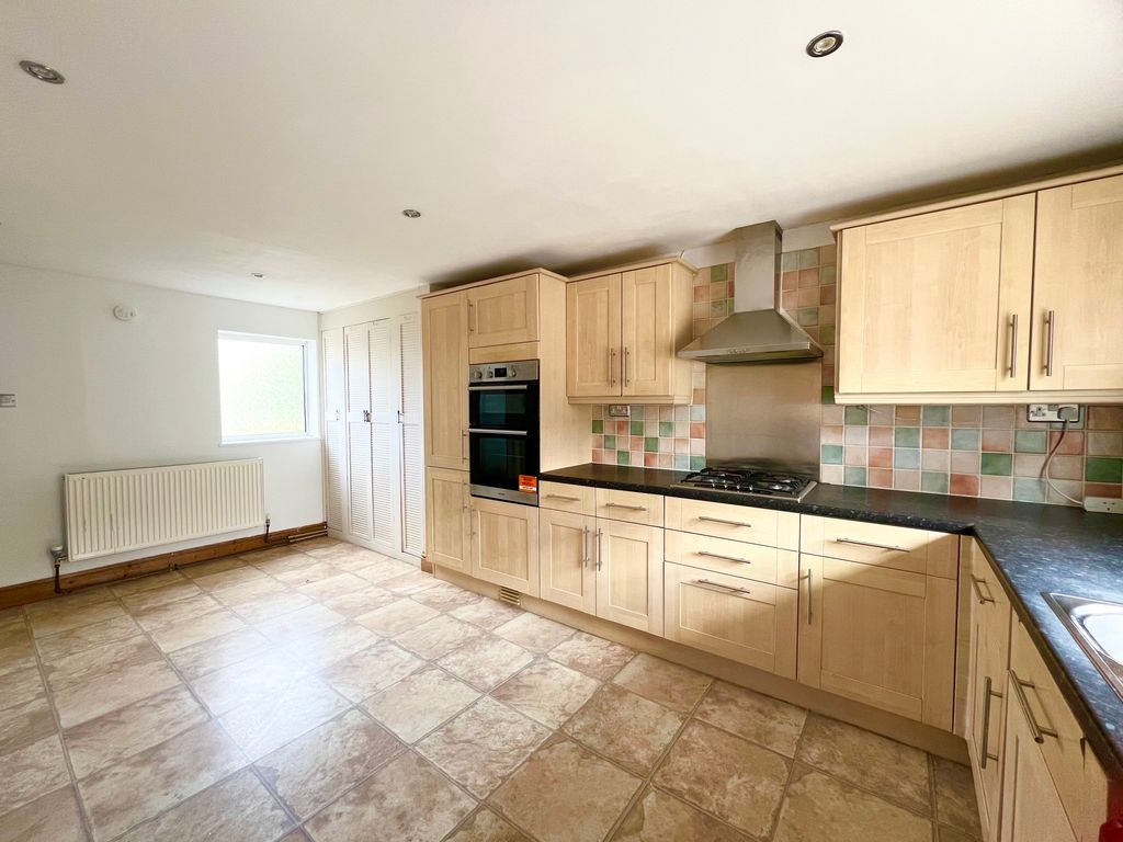 Property photo 2 of 8 Kitchen