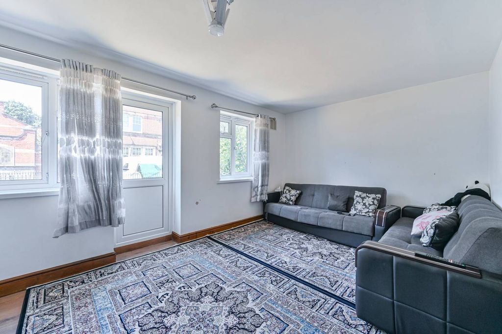 Property photo 2 of 10