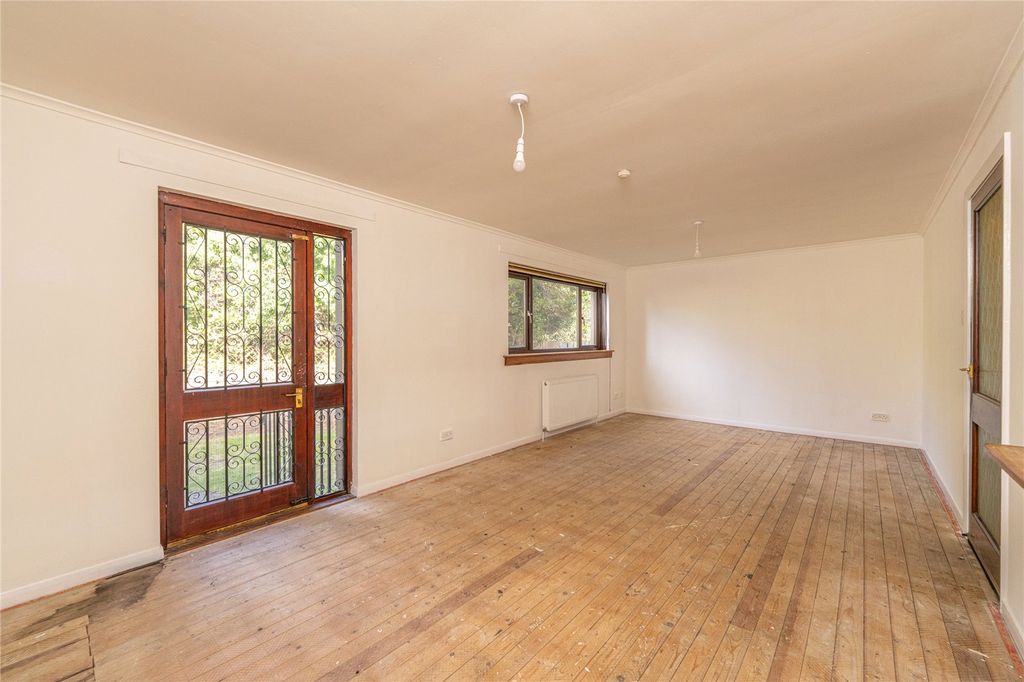 Property photo 3 of 21 Lounge Alt