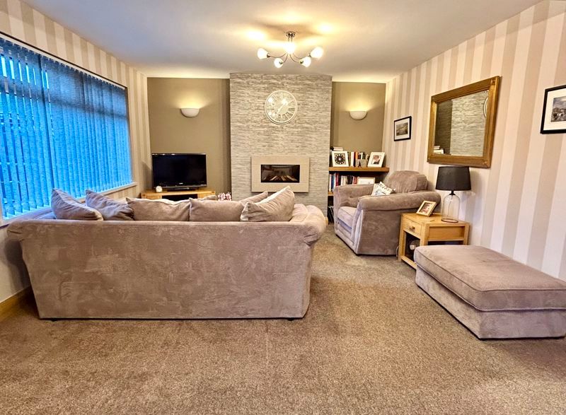 Property photo 3 of 19 Lounge