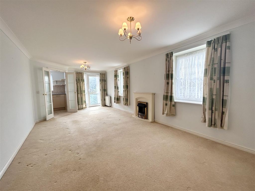 Property photo 3 of 15 Living Room