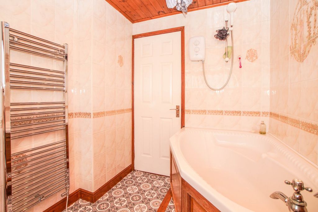 Property photo 3 of 18 Bathroom