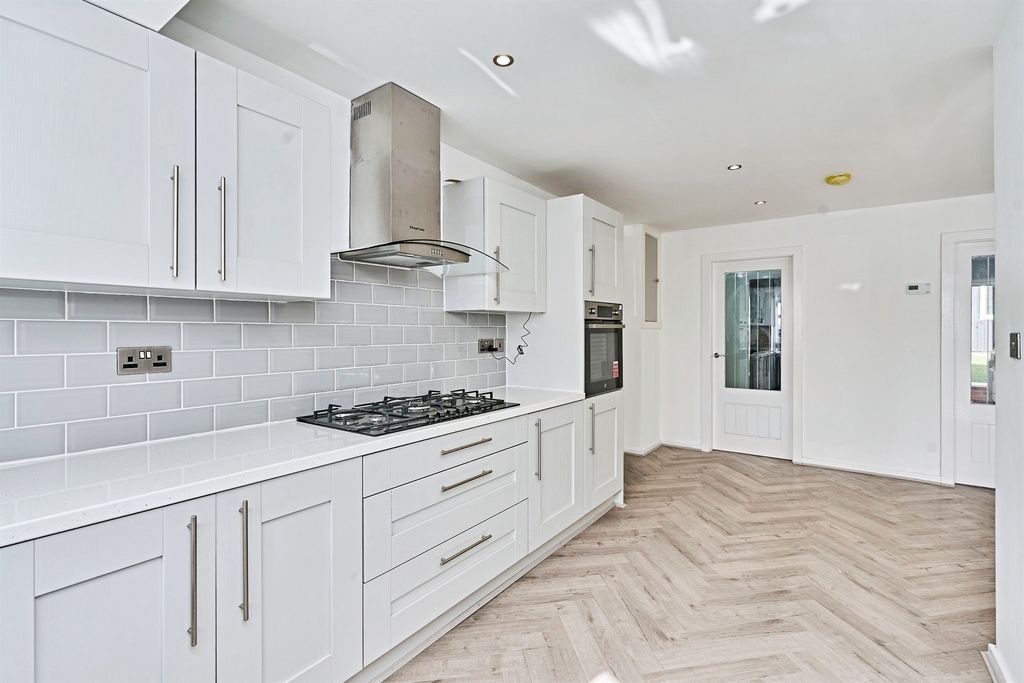 Property photo 3 of 28