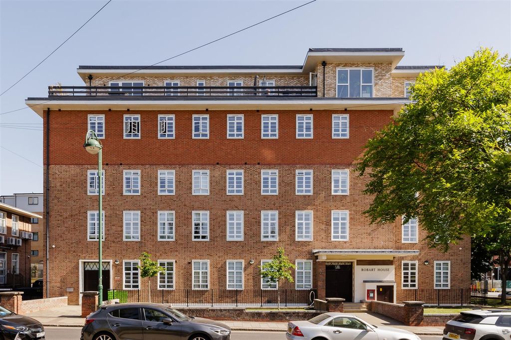 Property photo 1 of 17 Lemna Road, E11