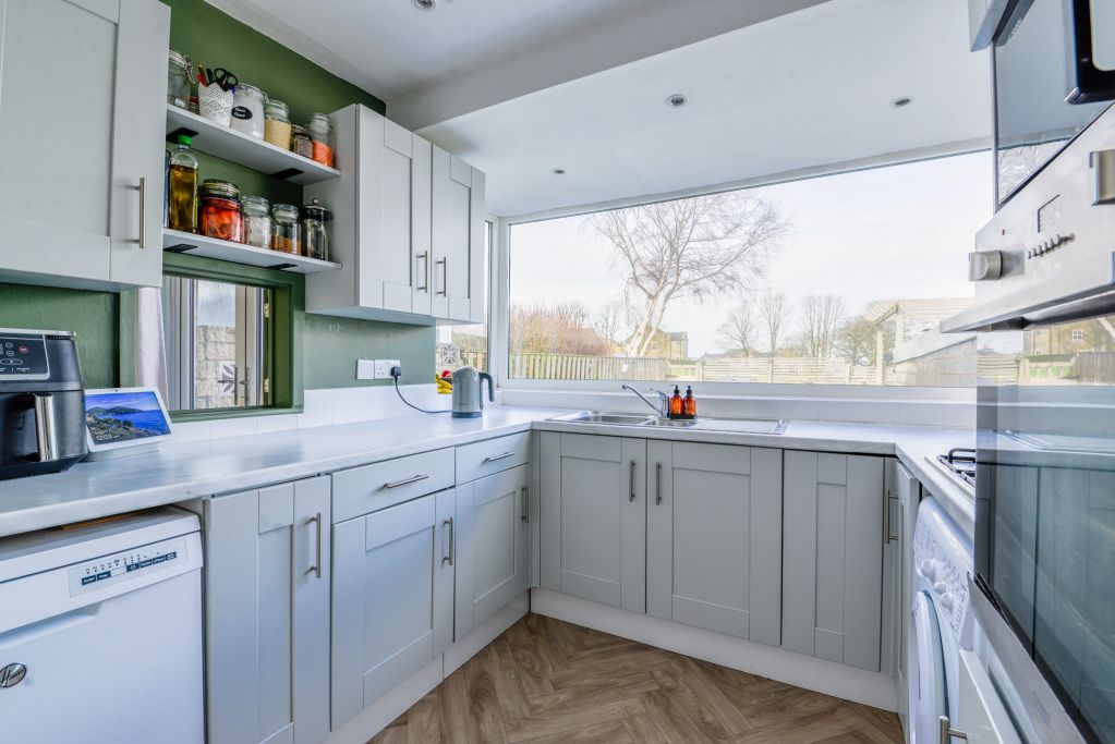 Property photo 3 of 25 Kitchen