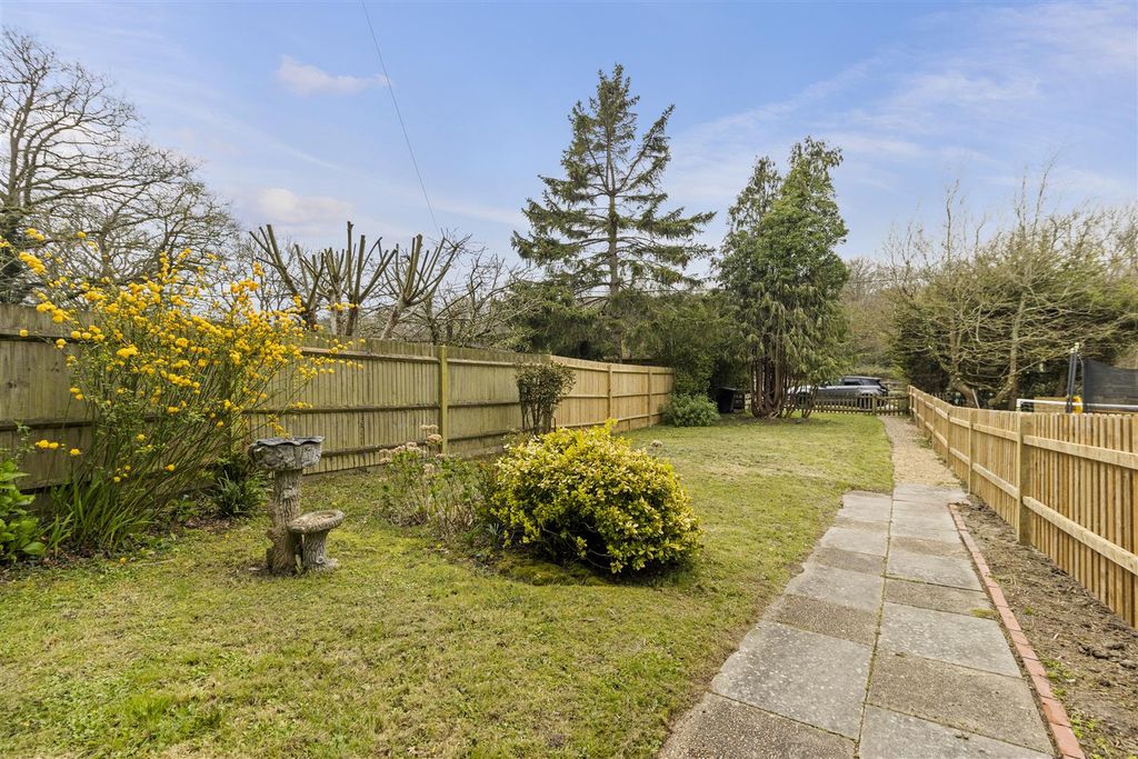 Property photo 2 of 31 Front Garden