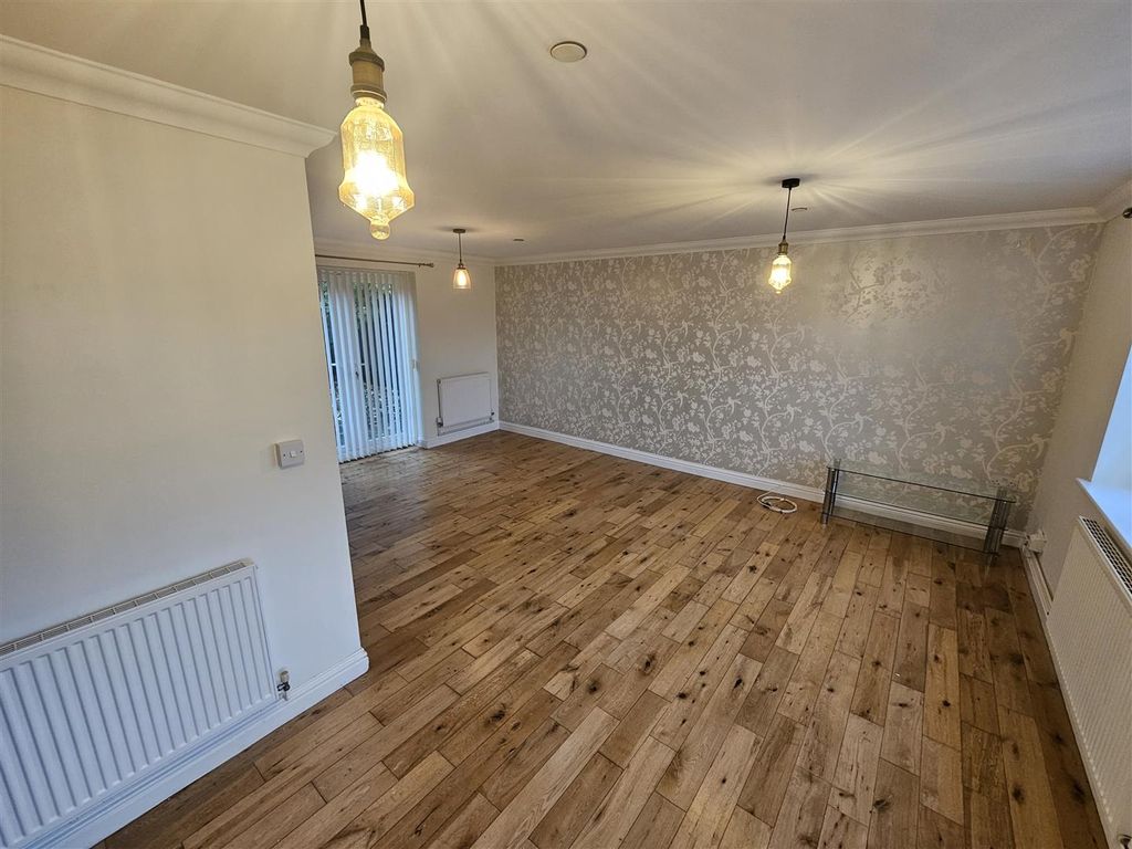 Property photo 3 of 13 Lounge