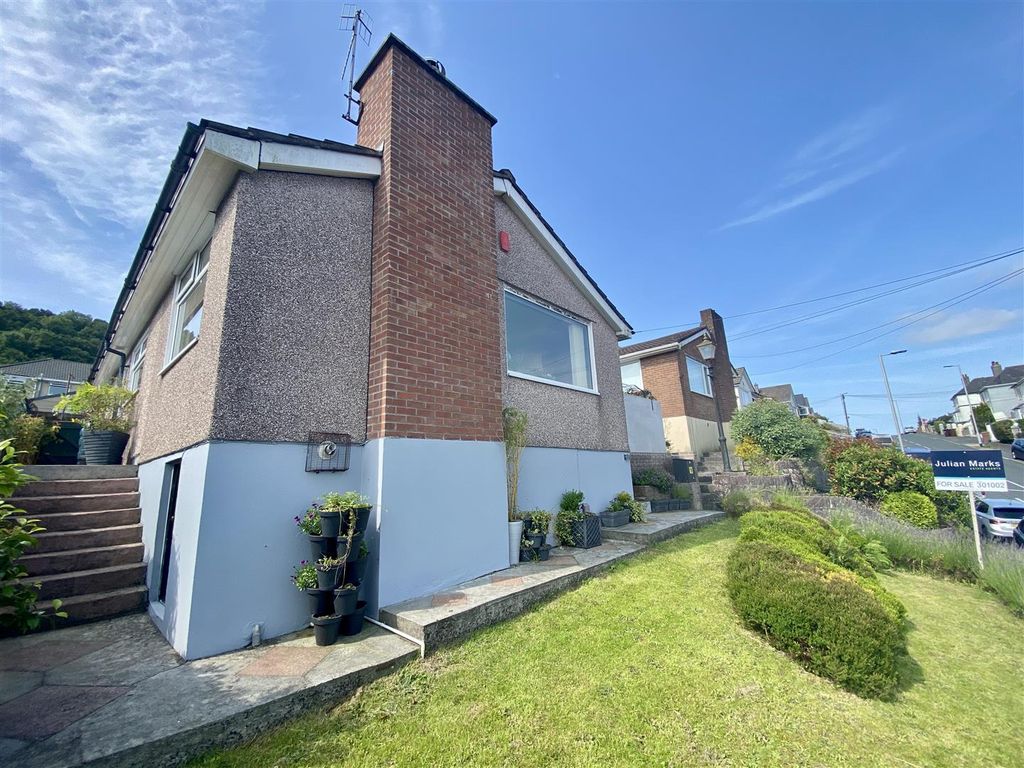 Property photo 2 of 17 Merafield Road