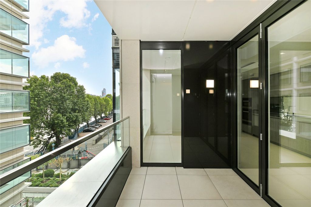 Property photo 2 of 10 Balcony