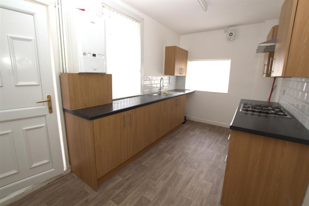 Property photo 2 of 10 Kitchen .Jpg