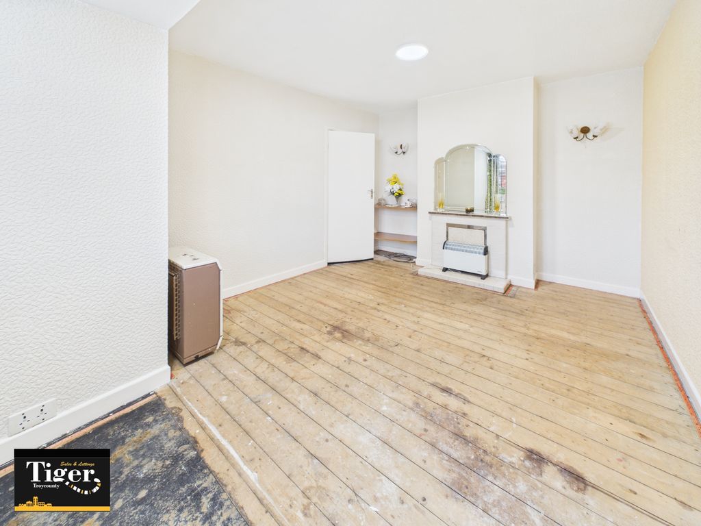 Property photo 3 of 16 Cam01931G0-Pr0380-Still002