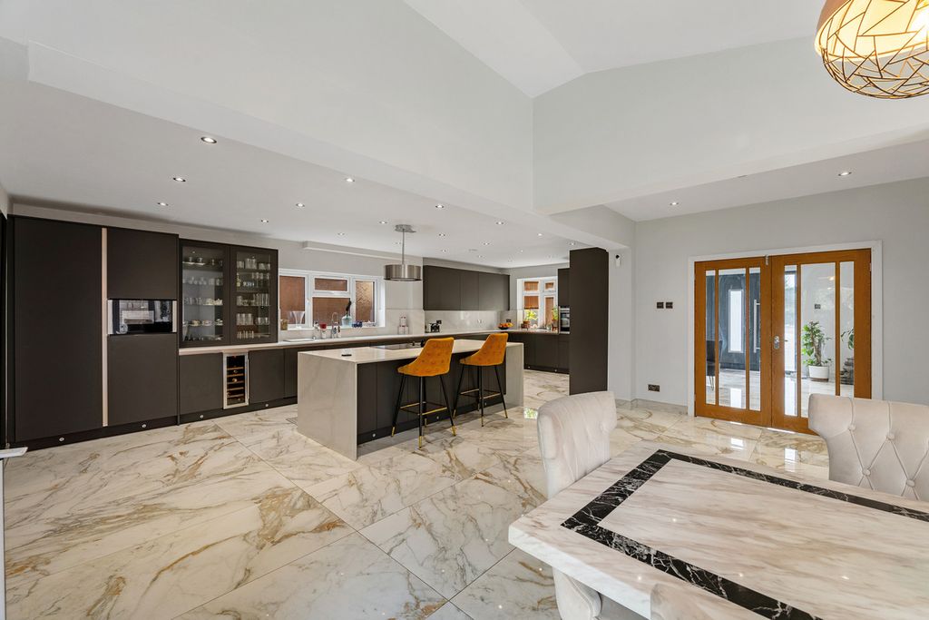 Property photo 3 of 32