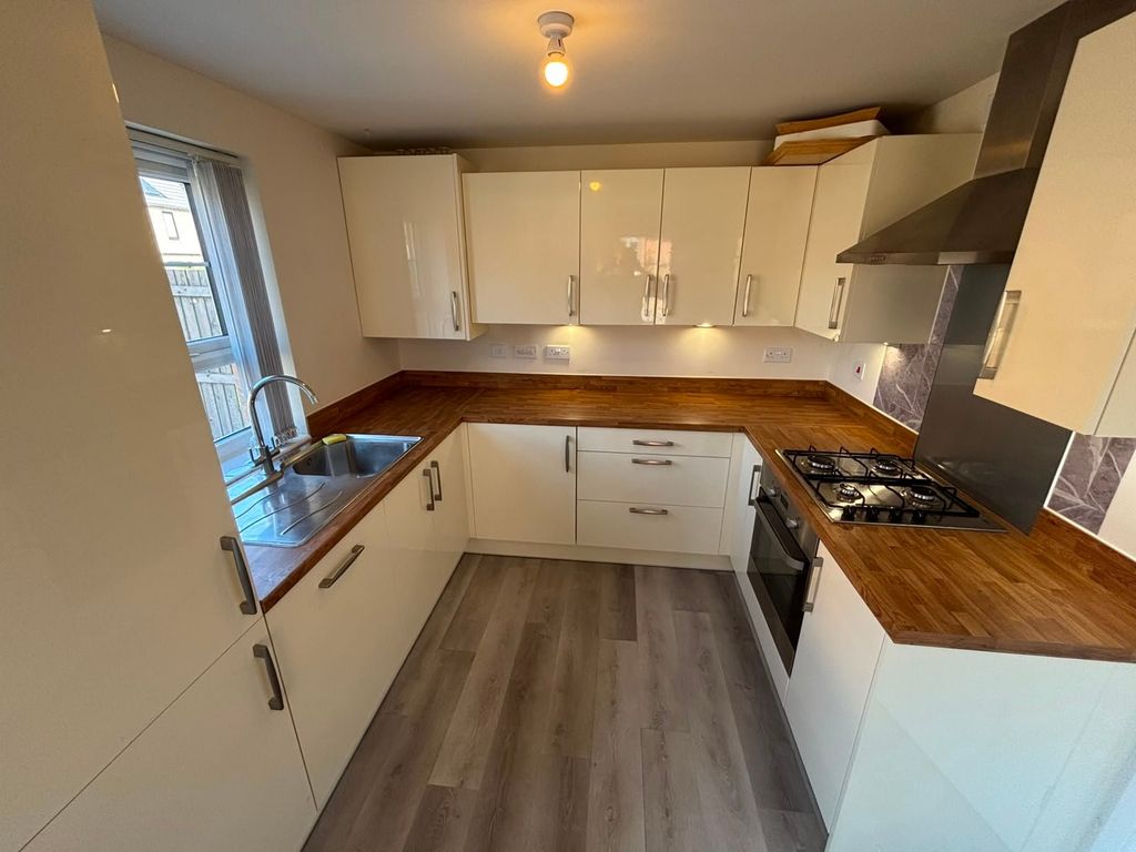Property photo 3 of 11 Kitchen