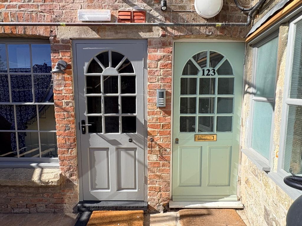 Property photo 1 of 10 Front