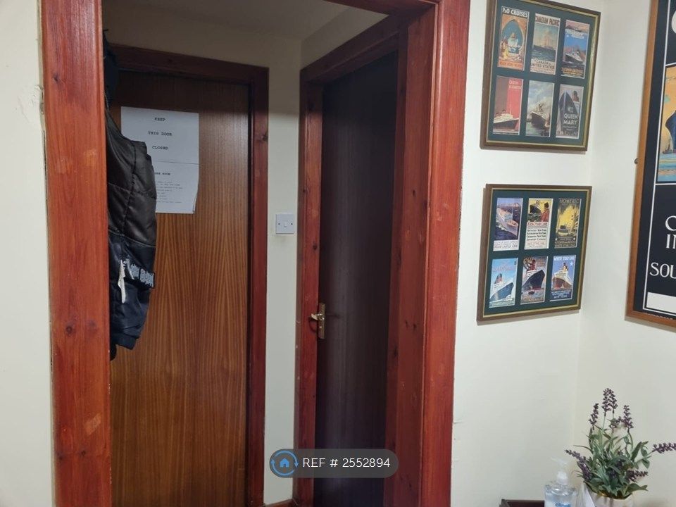 Property photo 3 of 15 Vestibule