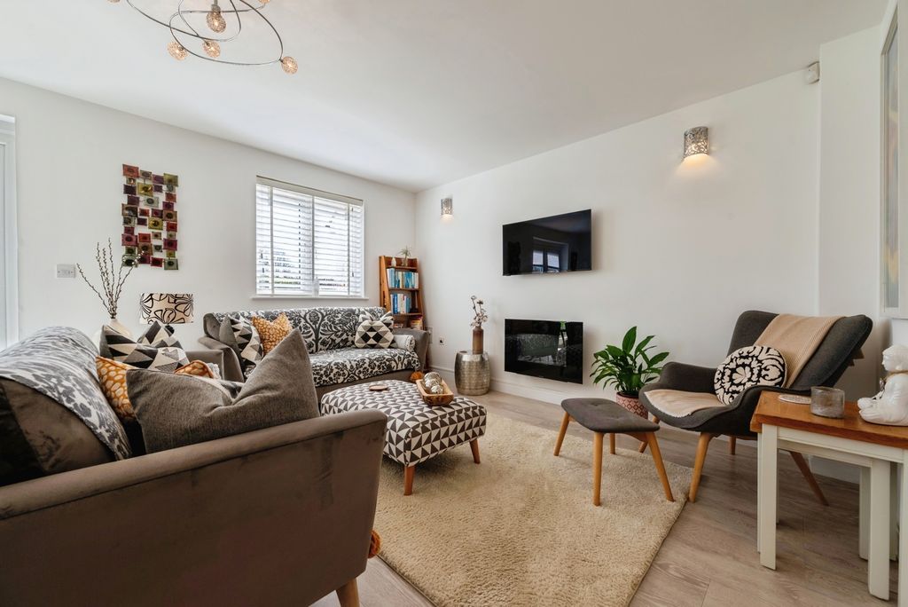 Property photo 3 of 20 Pbox-Img.Jpg