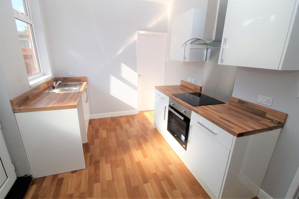 Property photo 3 of 10 Kitchen