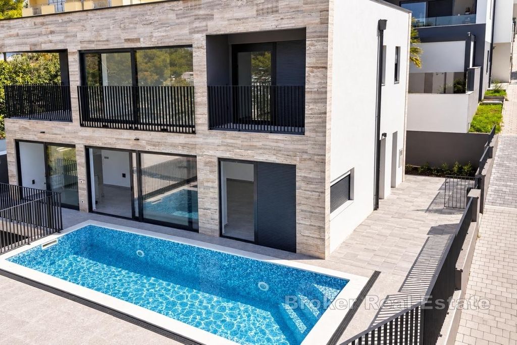 Property photo 1 of 11 Luxury Seafront Villa Near A Marina