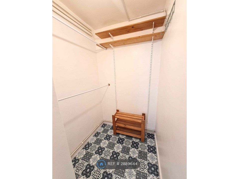 Property photo 3 of 8 Walk In Wardrobe