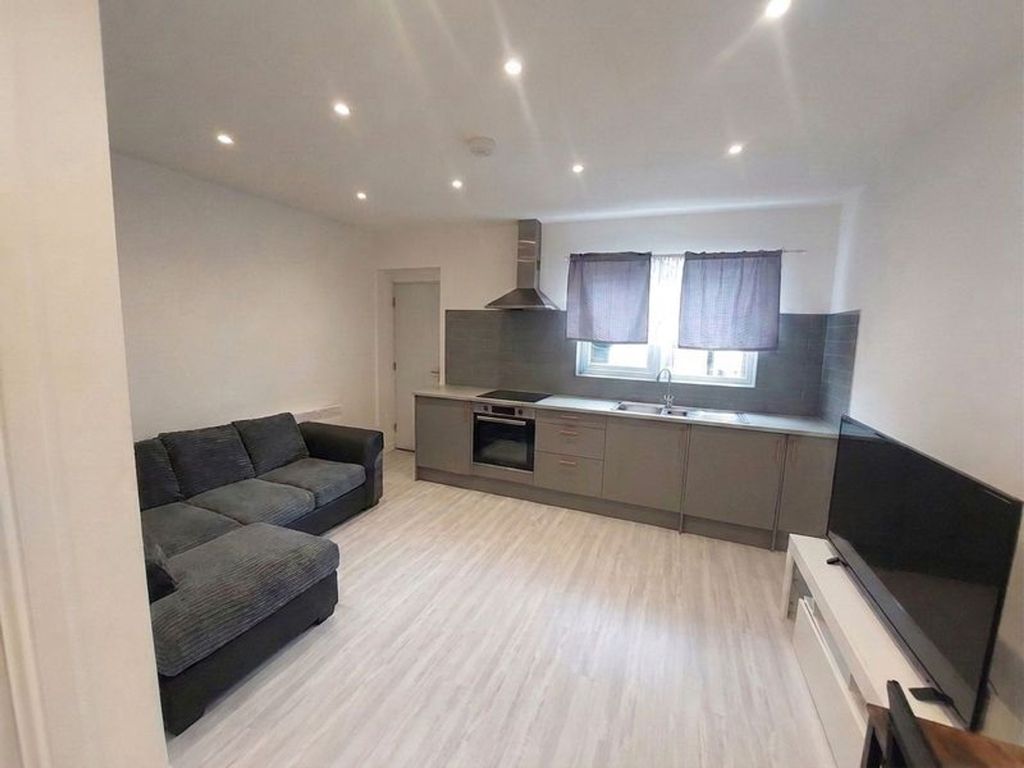 Property photo 3 of 7 Lounge/ Kitchen