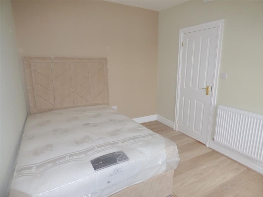 Property photo 2 of 31 Room 5
