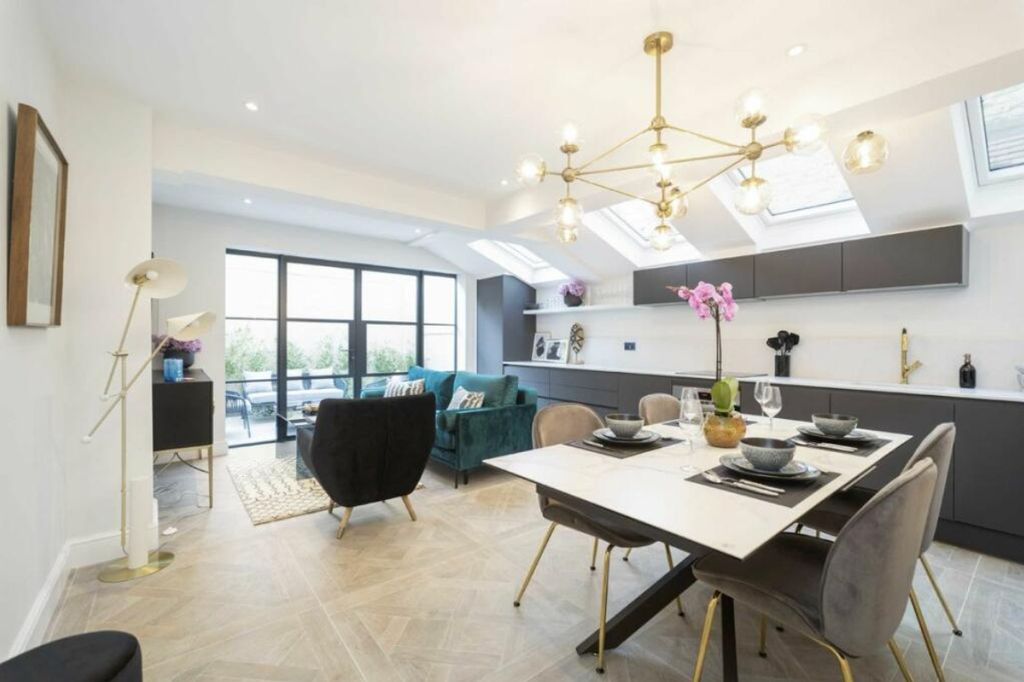 Property photo 1 of 8 Kitchen / Reception