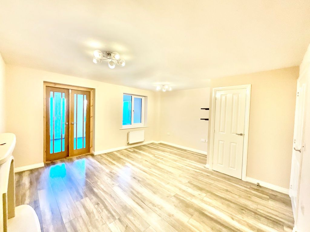 Property photo 2 of 27