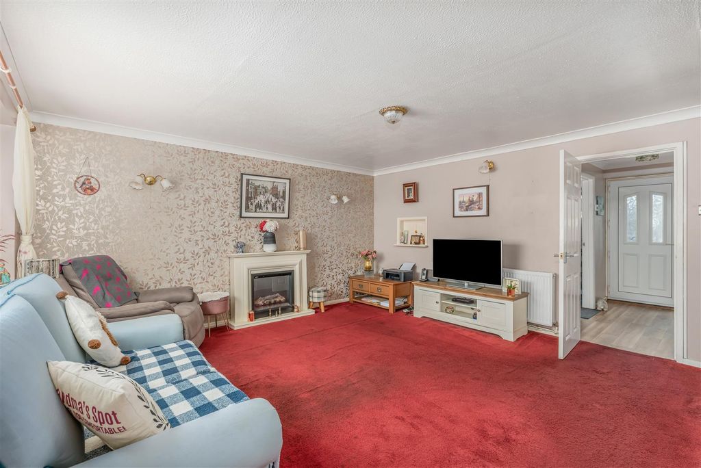 Property photo 3 of 16 6 Garden Close, Banbury-11.Jpg