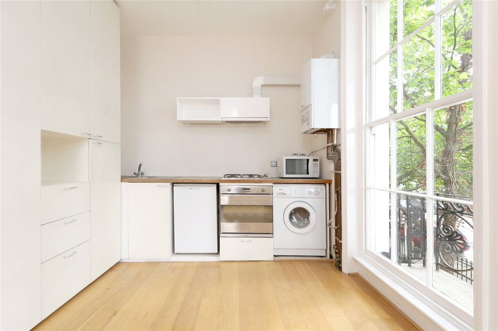 Property photo 2 of 10 Kitchen