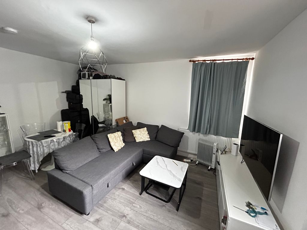 Property photo 1 of 3 Living Room