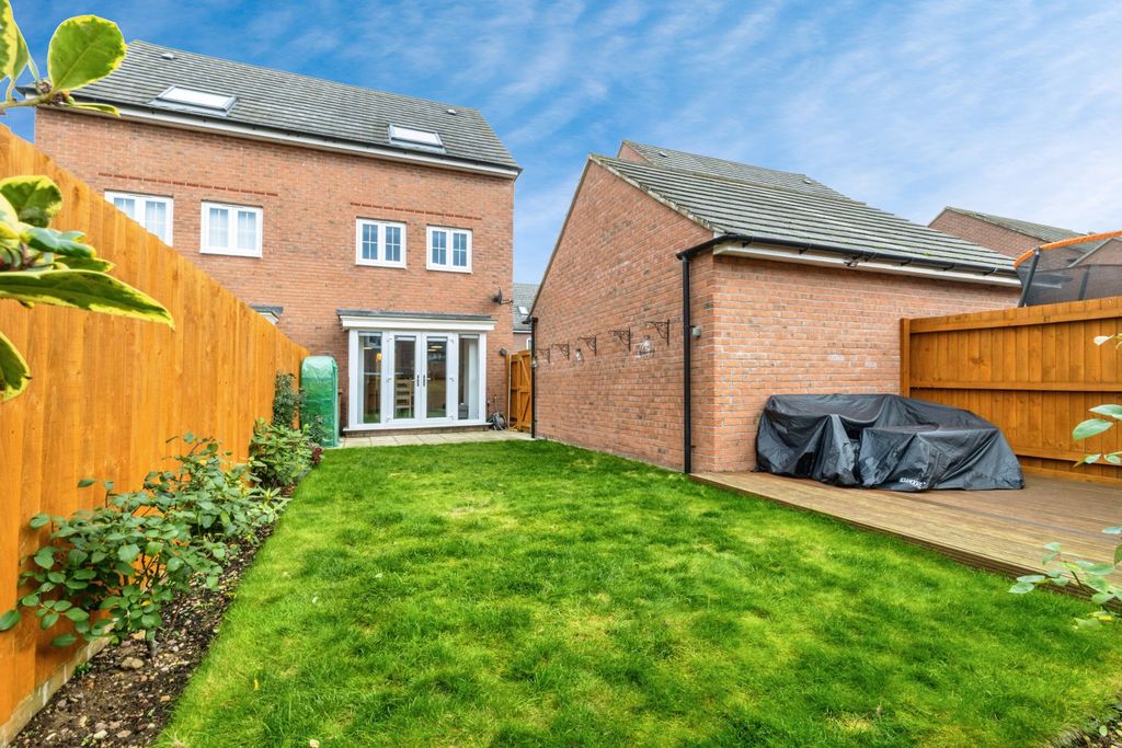 Property photo 2 of 19 2025-11-06-52Vespasian004