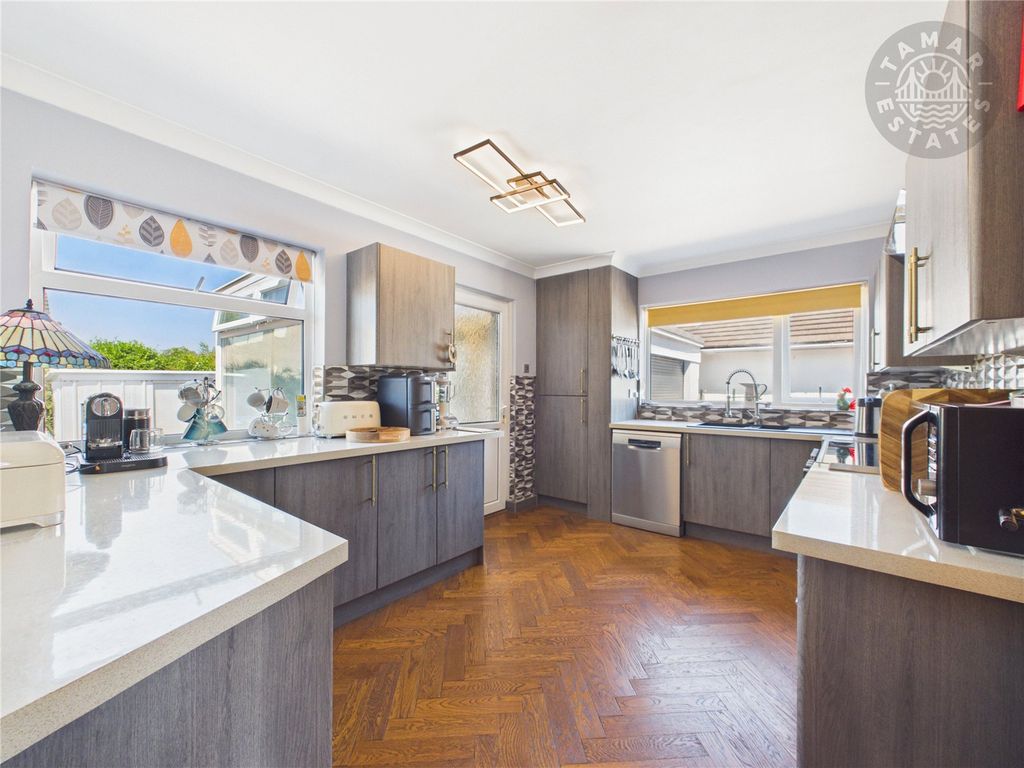 Property photo 2 of 17 Kitchen