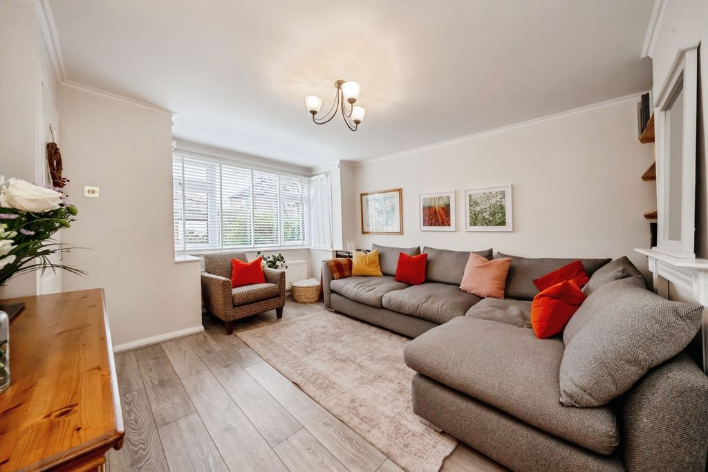 Property photo 3 of 20 Lounge