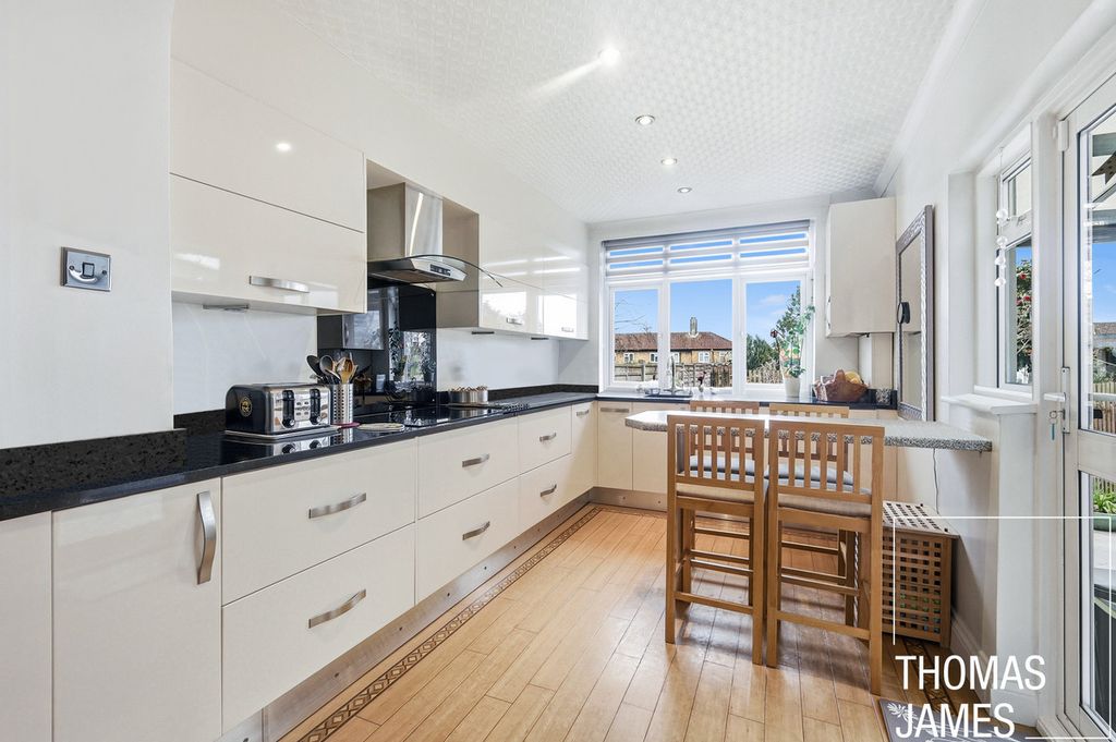 Property photo 2 of 31