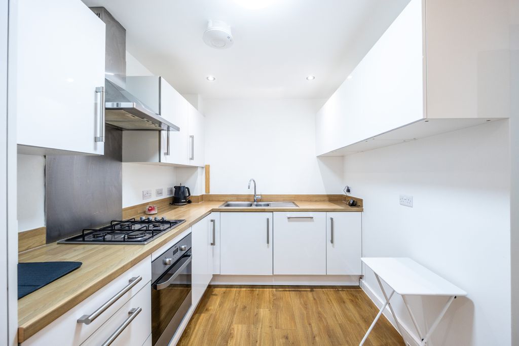 Property photo 3 of 9 7 Elmore Street-11