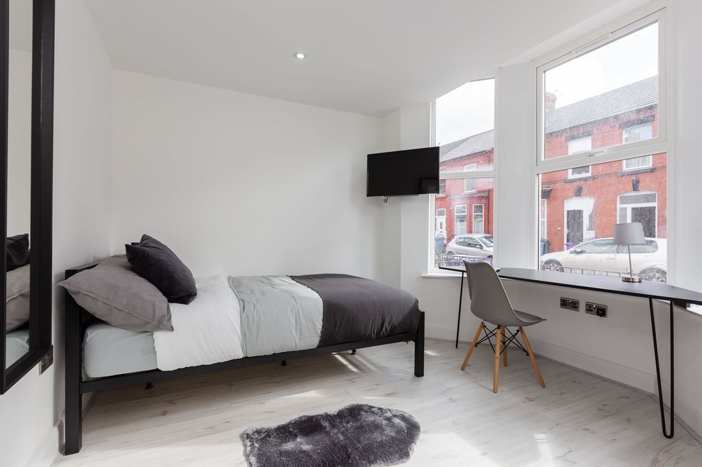Property photo 1 of 5 A Bright And Modern Single Bedroom Featuring A Sin...