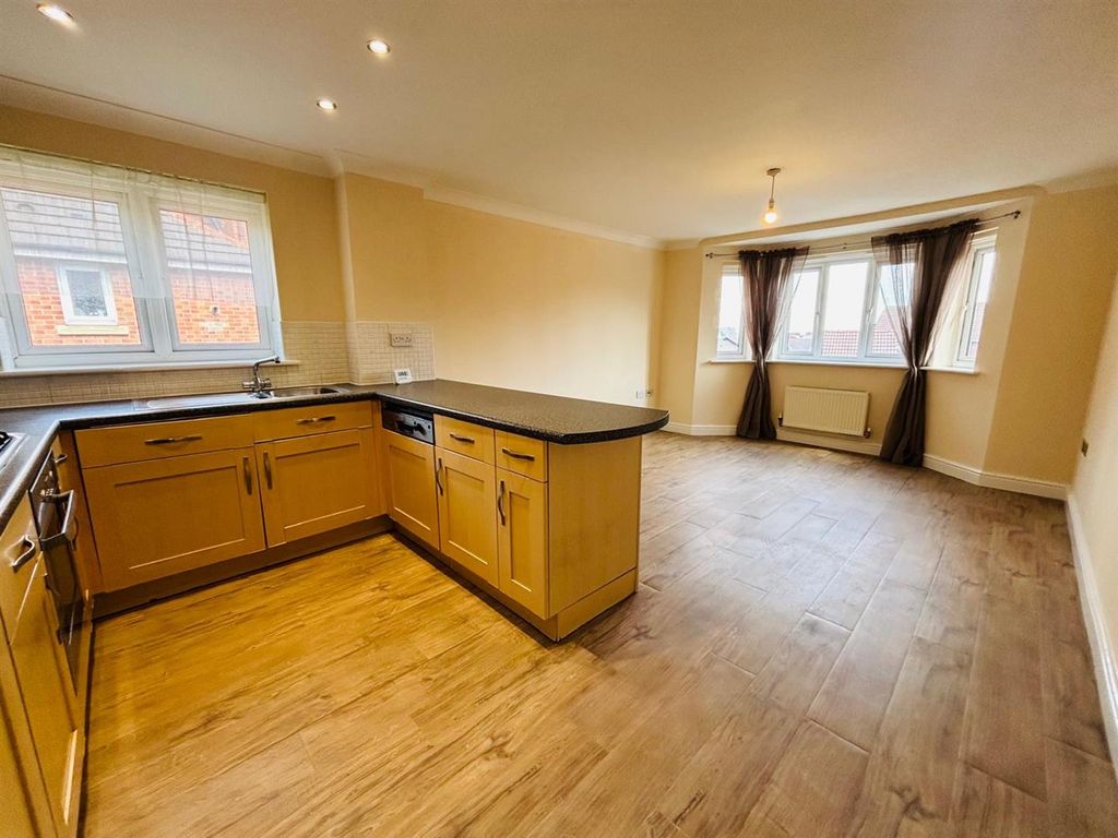 Property photo 2 of 14 Living Room / Kitchen: