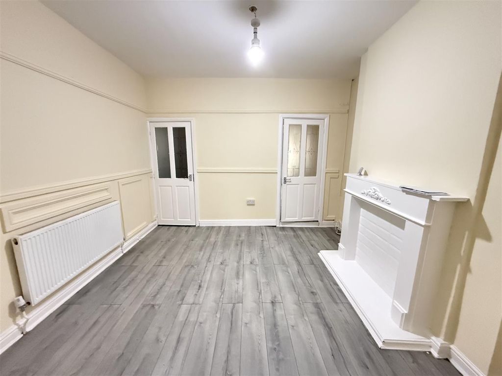 Property photo 3 of 11 307 Darlaston-3.Jpg