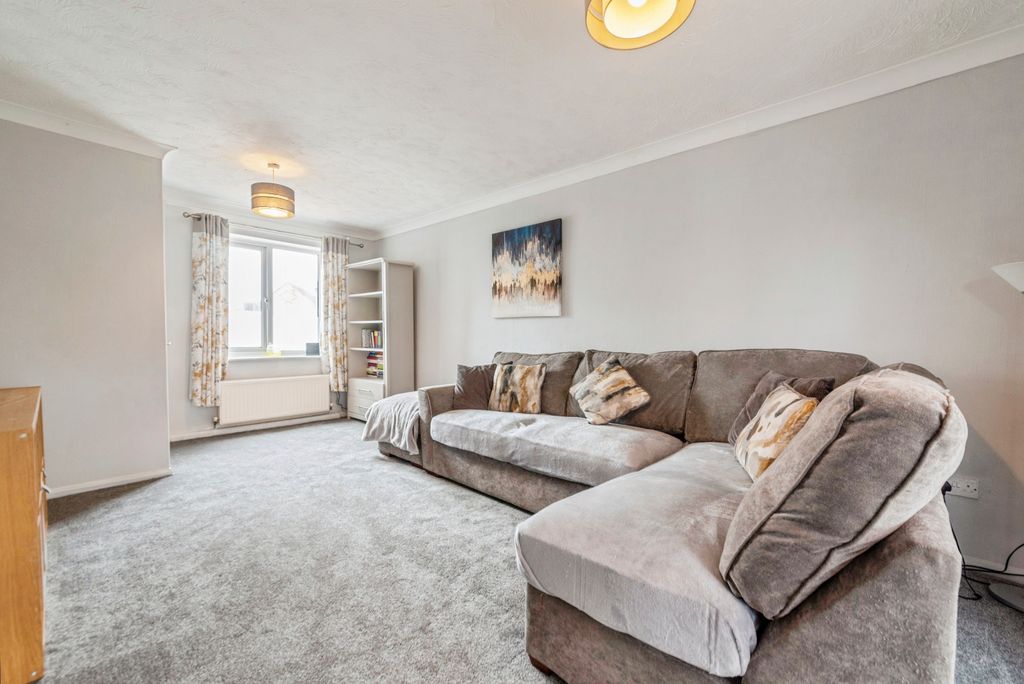 Property photo 3 of 14 9_Lavender_Close-18