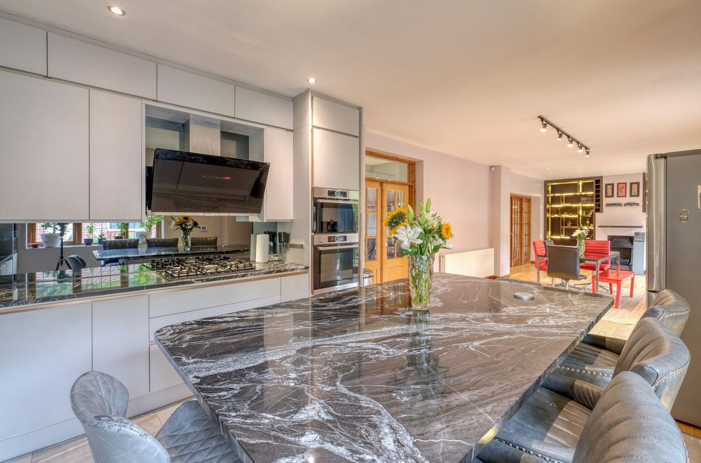 Property photo 2 of 41