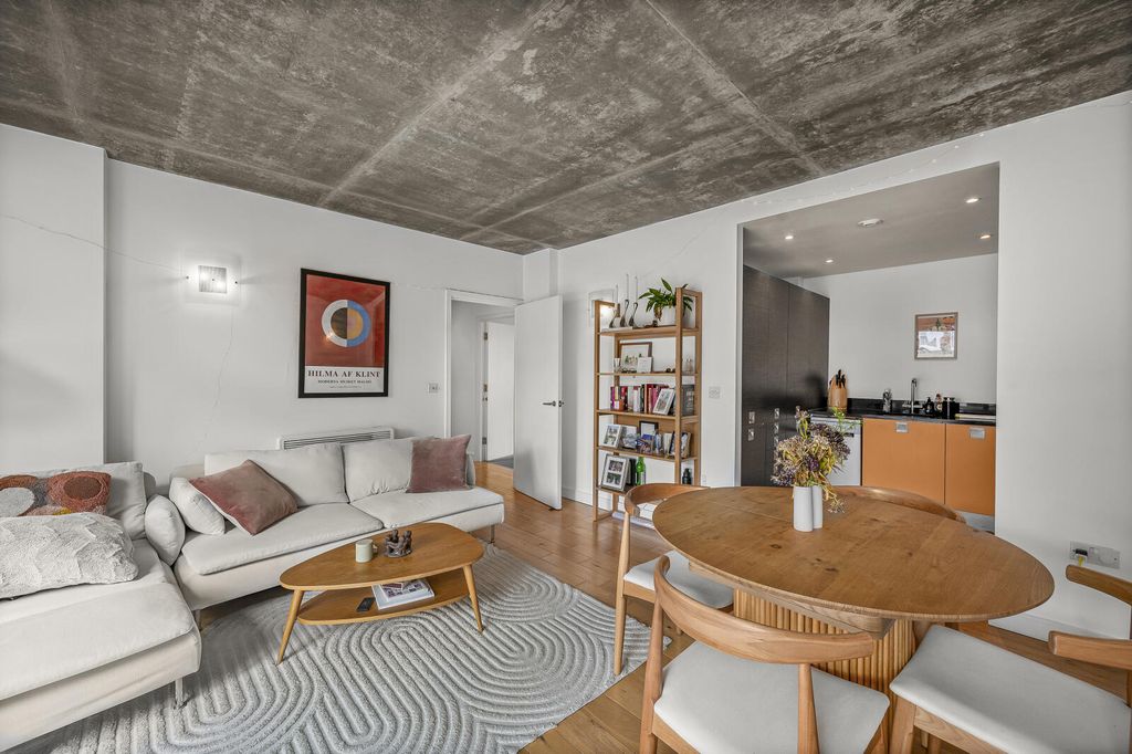 Property photo 1 of 11 Living Room
