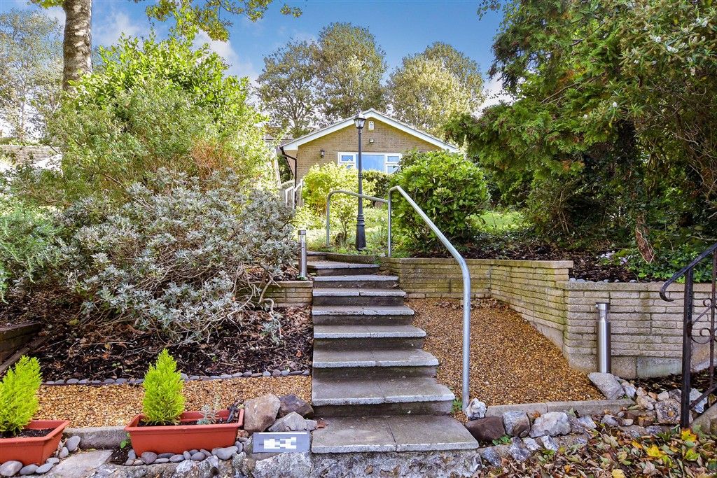 Property photo 1 of 17 Front Garden