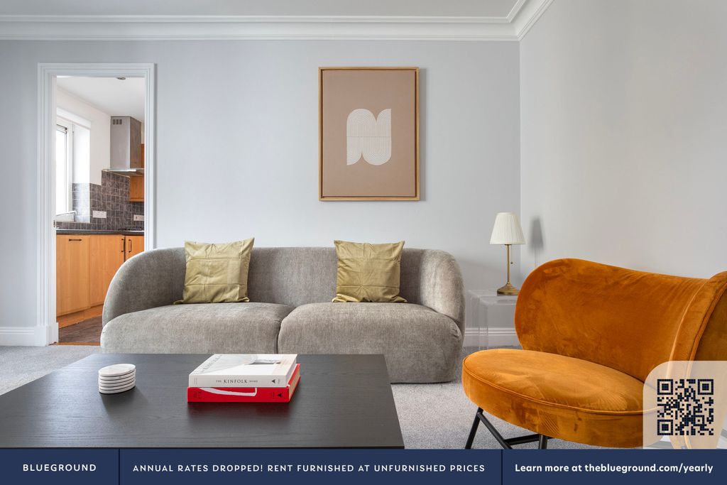 Property photo 3 of 23 Living Room