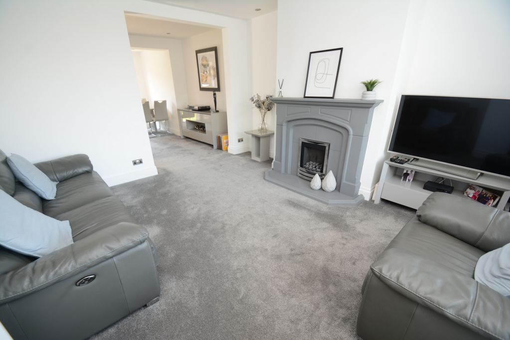 Property photo 3 of 15 Lounge