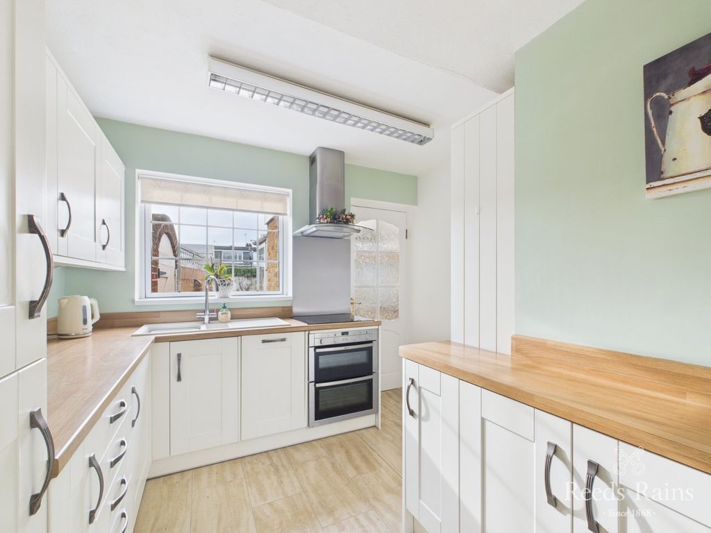 Property photo 3 of 17 Kitchen