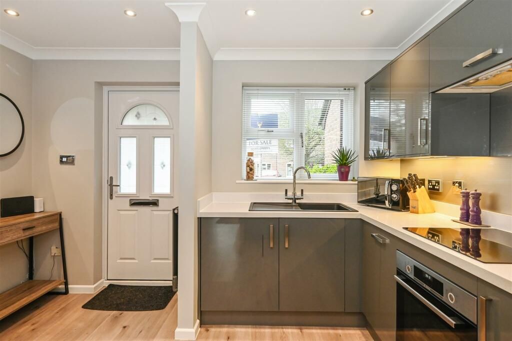 Property photo 3 of 15 Kitchen (2)