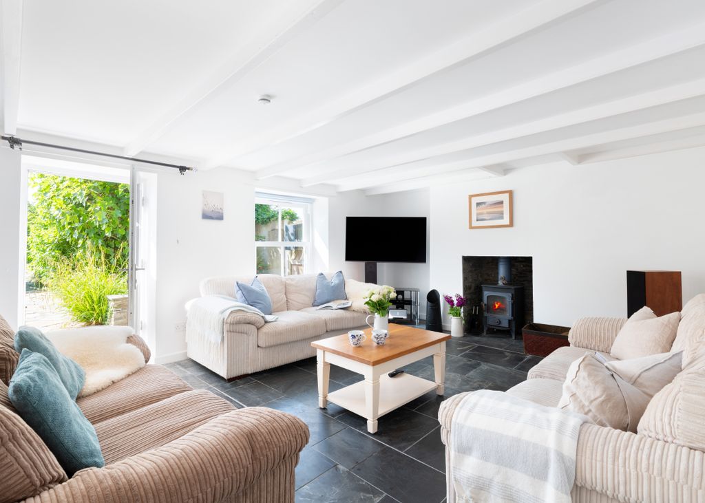 Property photo 3 of 18 6846B5A212849_Marine Cottage-30