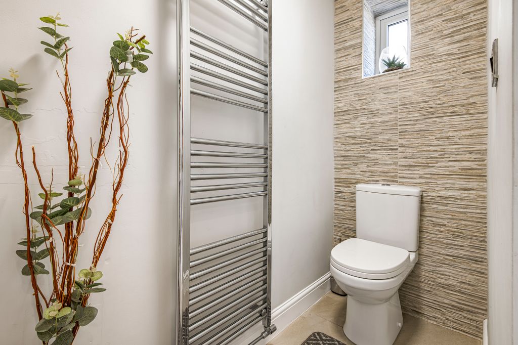 Property photo 3 of 26 Cloakroom