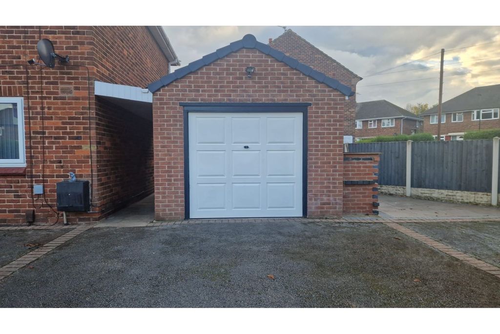 Property photo 3 of 18 Garage