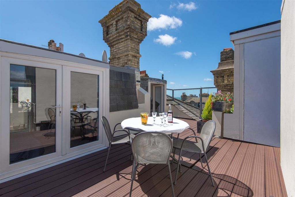 Property photo 3 of 14 Terrace